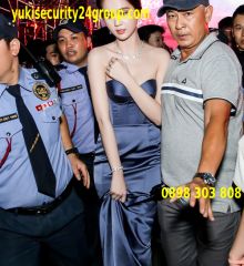 Ngọc Trinh đi đón giao thừa cũng được bảo vệ nghiêm ngặt
