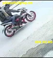 2 thanh niên xịt hơi cay cướp tiệm vàng ở Bình Chánh