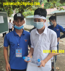 Bố là giáo viên mất, nam sinh đội khăn tang tới dự thi THPT